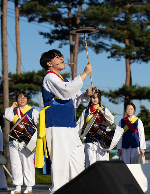 대동제에서 행사를 즐기는 학생 사진